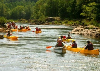 Canoe en famille sur la riviere dans le Gard